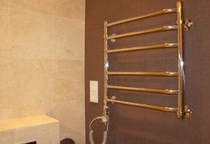 Установка электрического полотенцесушителя в ванной в Альметьевске